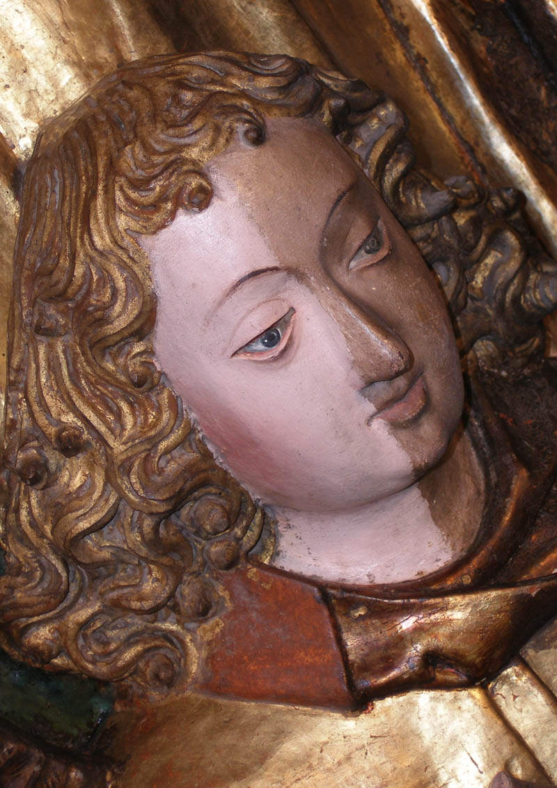 Imagen de la cara de un ángel a medio restaurar